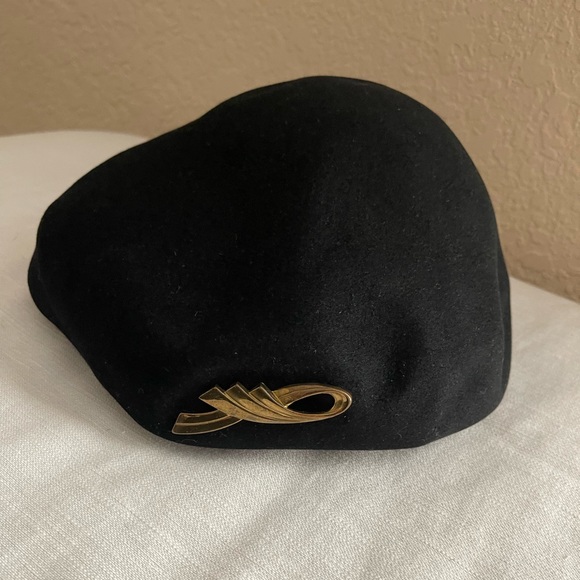 Dobbs Mayfair Circa 1920  women’s French style beret with brass accent - Picture 2 of 6